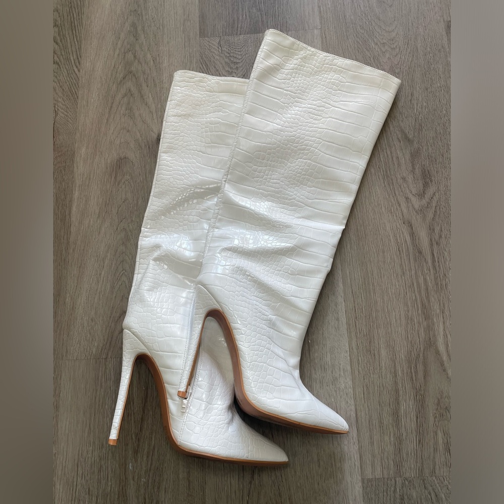 Pretty little thing White boots